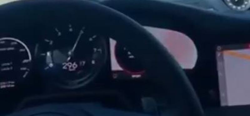 300-as tempónál kapott defektet a Porsche az autópályán – videó