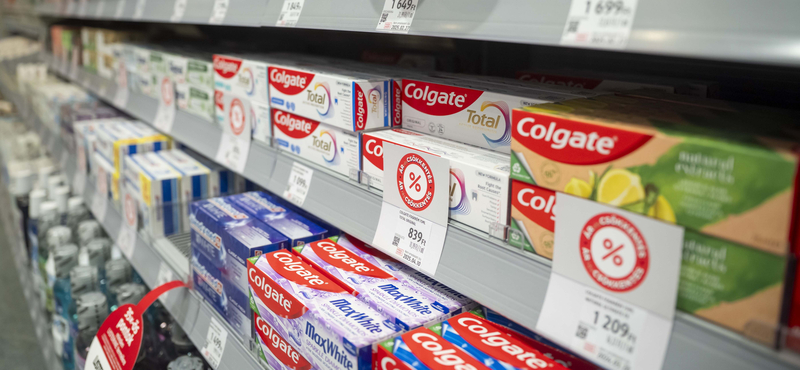 Csökkenti a bolti dolgozók óraszámát a DM az árréstop miatt