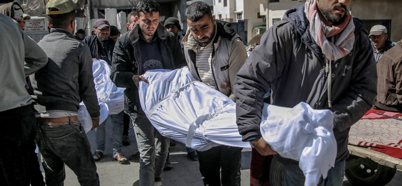 A segélyosztáson megsebesült gázaiak között sokan vannak, akiknek lőtt sebük van