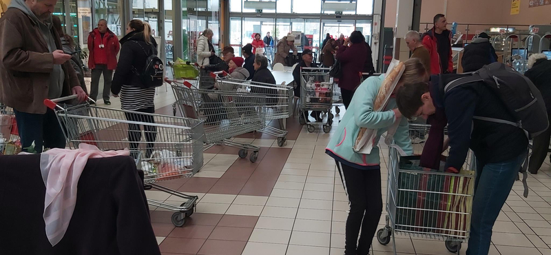 A boltokban nincs veszélyhelyzet, mégis sokan úgy vásárolnak, mintha nem lenne holnap