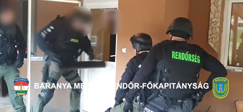 A lakásba betörő rendőrök ébresztették a drogkereskedőket – videó