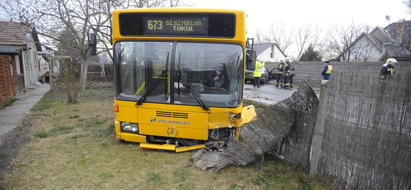 Fotók: Becsúszott egy kertbe egy Volánbusz Csepelen