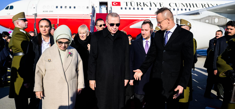 Megérkezett Budapestre Erdogan, Szijjártó barátait is hozta magával