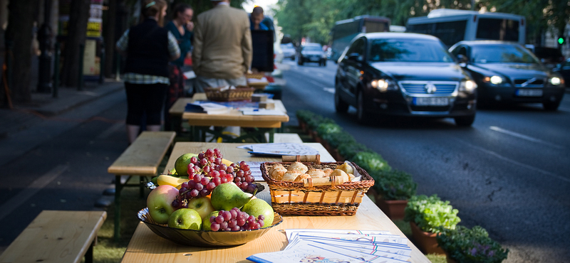 A nap képe: piknik az Andrássy úti parkolóhelyeken