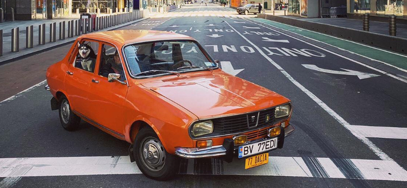Egy régi Dacia pózolt a koronavírus miatt kiürült New York-i utcákon
