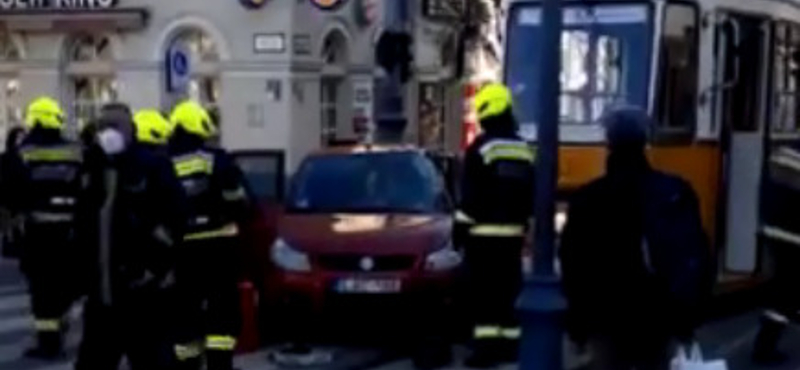 A 47-es villamos alá szorult egy piros autó a Fővám téren reggel - videóval