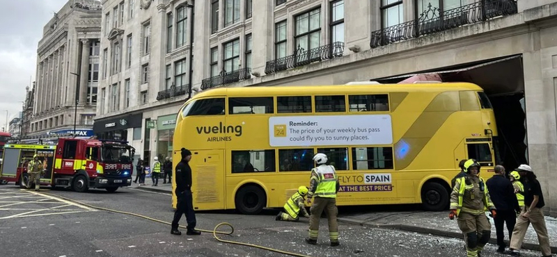 Épületnek ütközött egy emeletes busz London belvárosában