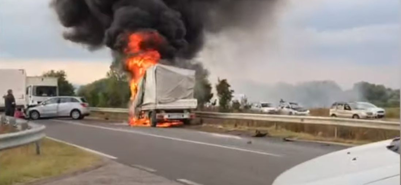 Videó: óriási lánggal égett egy kisteherautó az M0-ás felhajtónál