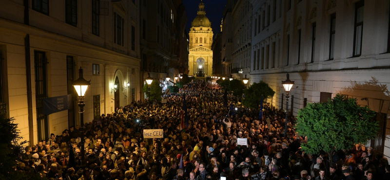 "Orbán azt akarja, hogy kussoljunk" - a CEU-ért tüntettek Budapesten