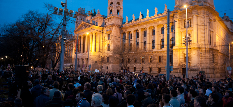 "Schmitt mondjon le!" - Flashmob a Kossuth téren