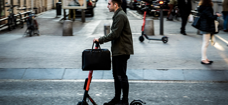 Milánóban is szigorítják az elektromos rollerek használatát