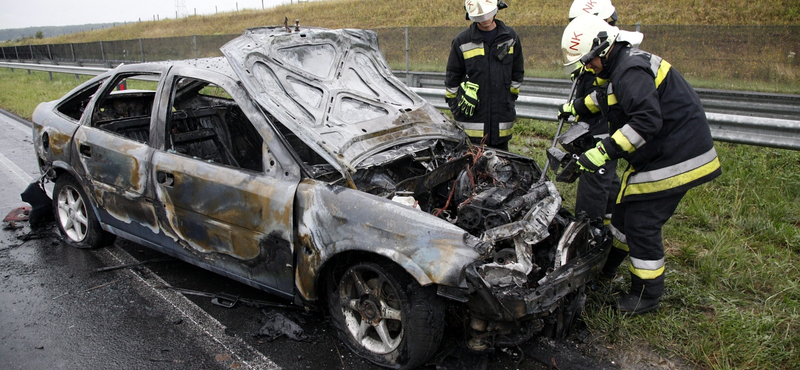 Fotó az M7-esen kiégett Opelről