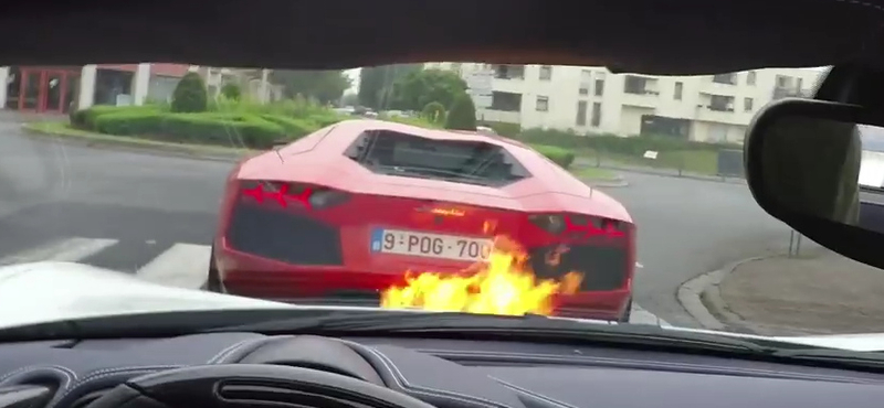 Videó: amikor egy Lamborghini miatt kap majdnem lángra egy Ferrari