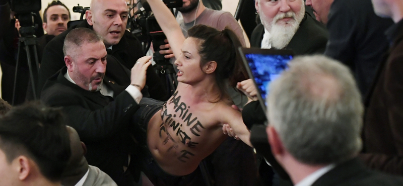 Félmeztelen Femen-tüntető hekkelte meg Marine Le Pen sajtótájékoztatóját – videó