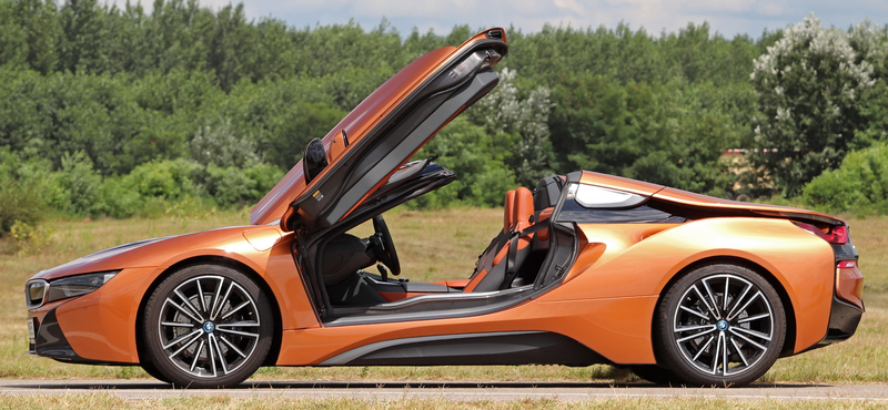 Szegény gazdagok: teszten a hangtalanul suhanó, nyitott tetős új BMW i8