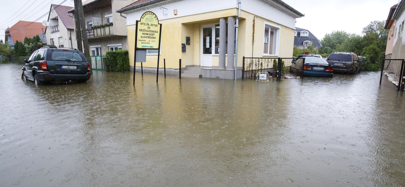 Utcán hömpölygő víz, megáradt patakok – elmosta az eső Nyugat-Magyarországot – fotók, videó