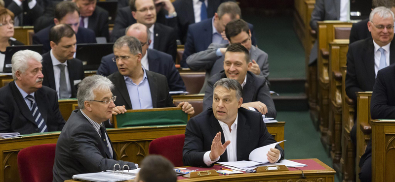 Nyugodtan megehette a tüntetők csokiját a parlamentben Orbán és Semjén