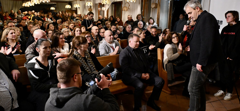 „Ha lehetne mérni az aljasságot, akkor ez megütné a mércét” – videó az akkubontó ellen szervezett sóskúti gyűlésről