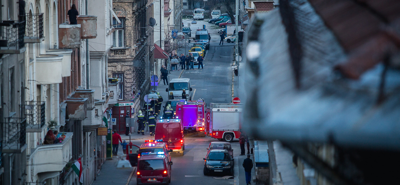 Fotó: Tetőre mászó férfi miatt zárták le a Víg utcát