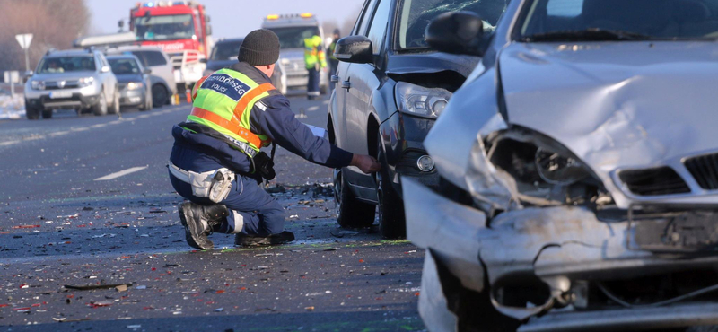 Fotók jöttek az M3-ason történt halálos baleset helyszínéről