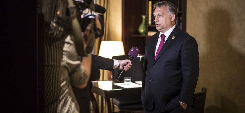 Orbán a csodálóihoz utazik, Habony is segíti őket