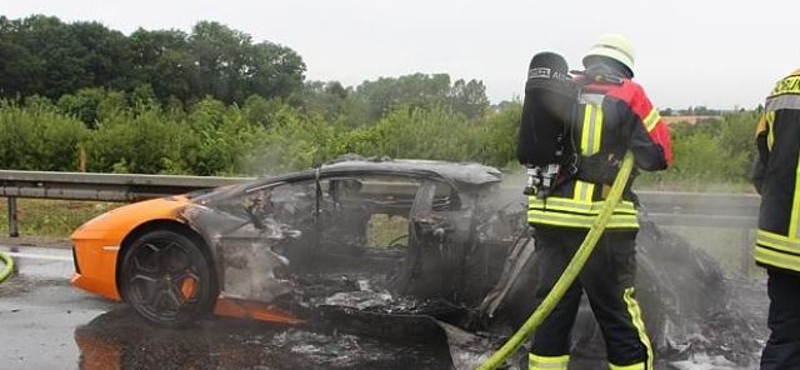 Motorcsere utáni próbaúton égett ki egy Lamborghini Aventador - fotók