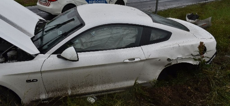 Tétnél lett a nedves út egyik áldozata egy Ford Mustang