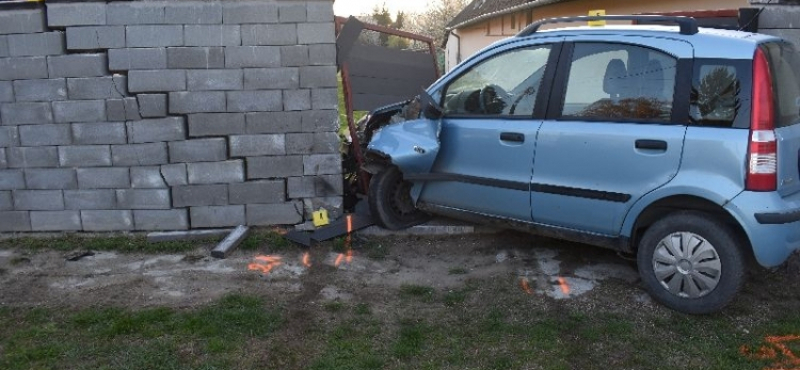 Betonfalnak hajtott egy ittasan autózó 15 éves fiú Faddon