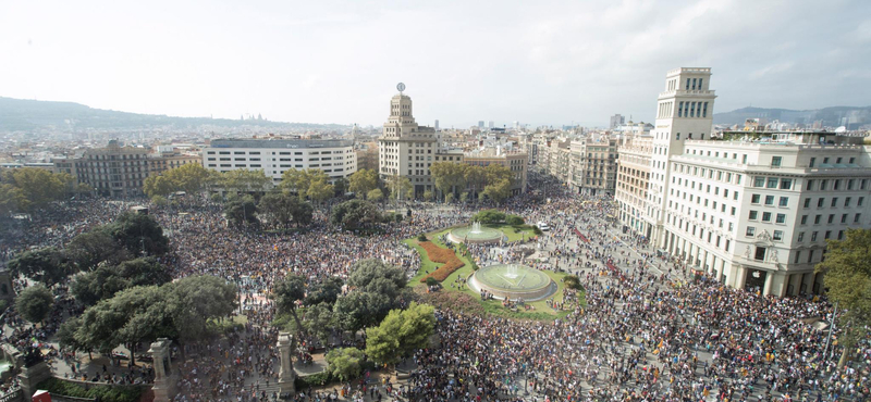 Hatalmas tömeg vonul a barcelonai tüntetésen