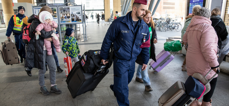 Háromezer továbbutazó menekültnek fizeti ki a helyjegyét a Fővárosi Önkormányzat