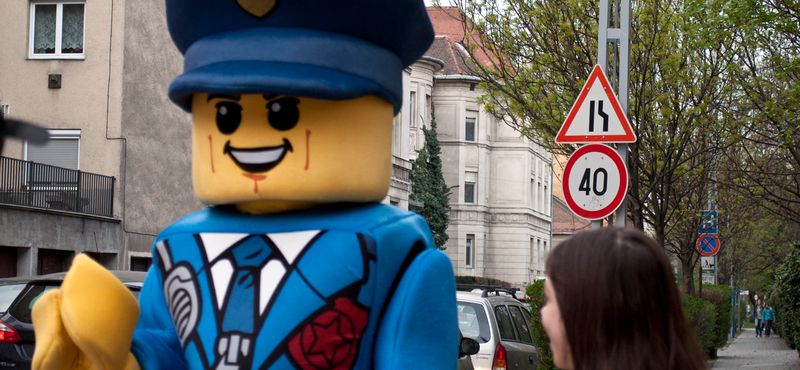 Beállítottak egy Lego-rendőrt az egyik budapesti zebrához – fotó