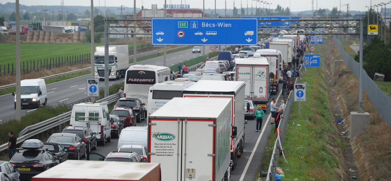 Óriási dugó alakult ki az M1-esen Hegyeshalomnál