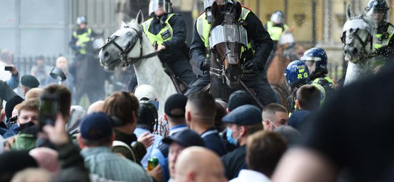 Antirasszisták és szélsőjobboldaliak csaptak össze Londonban