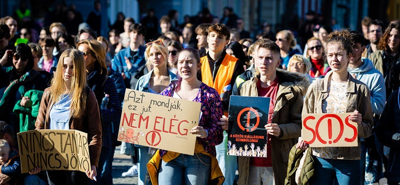 Több mint kétszázan tüntettek egy jobb közoktatásért Szombathelyen