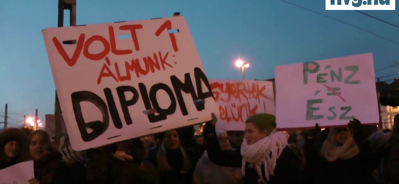 Volt egy álmunk: diploma - így tüntettek a középiskolások