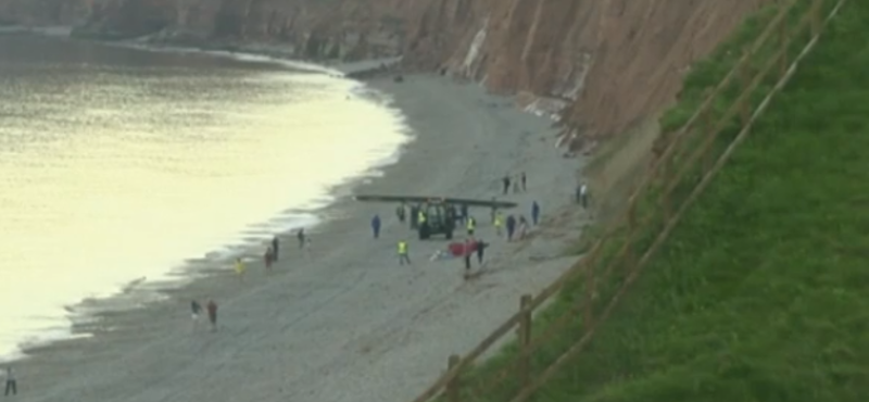 Bravúros kényszerleszállás: egy strandon tette le a régi kisgépet