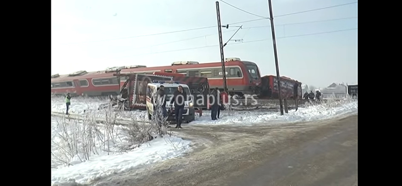 Durva baleset volt Szerbiában: középiskolásokat szállító buszt vágott ketté egy vonat