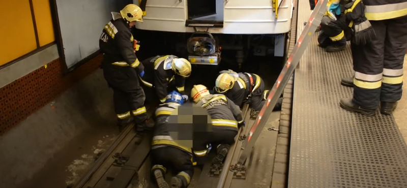 Így mentették ki a metró alá esett utast a tűzoltók – videó