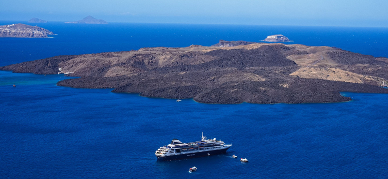 Megérkezett az első turistahajó Szantorinire, pedig még mozog a föld