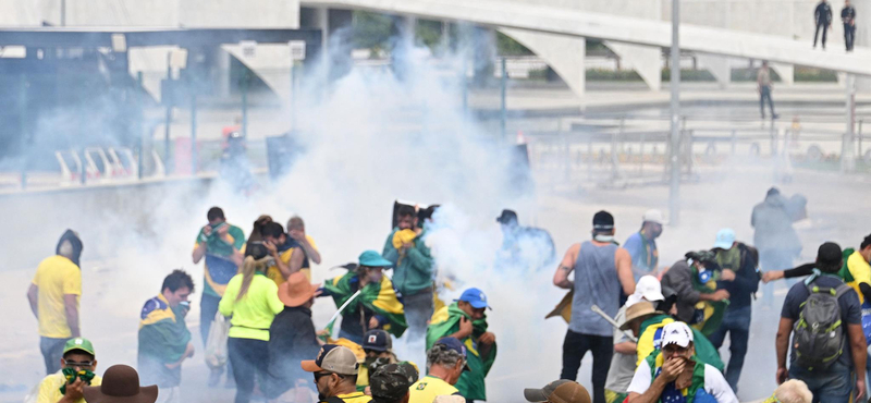 Megrohamozták a brazil kongresszus épületét Bolsonaro hívei