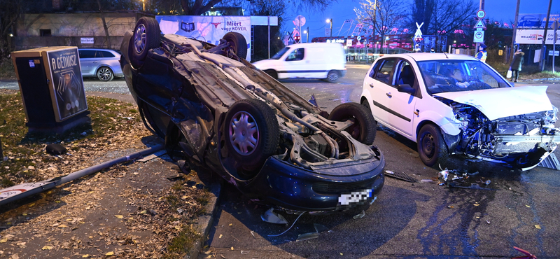 Többen megsérültek, amikor három autó ütközött Kispesten