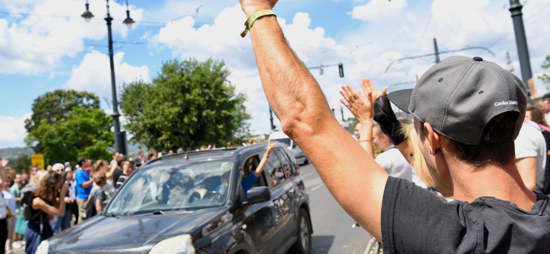 A Margit híd még mindig a tüntetőké, az Erzsébet hídi blokádnak vége - ilyen volt a katatörvény elleni demonstráció