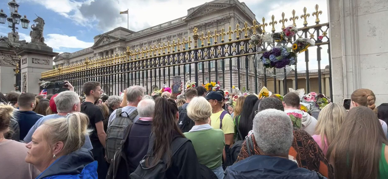 A hvg.hu tudósítója Londonból: Félórás a sor a Buckingham-palota kerítése előtt (videó)