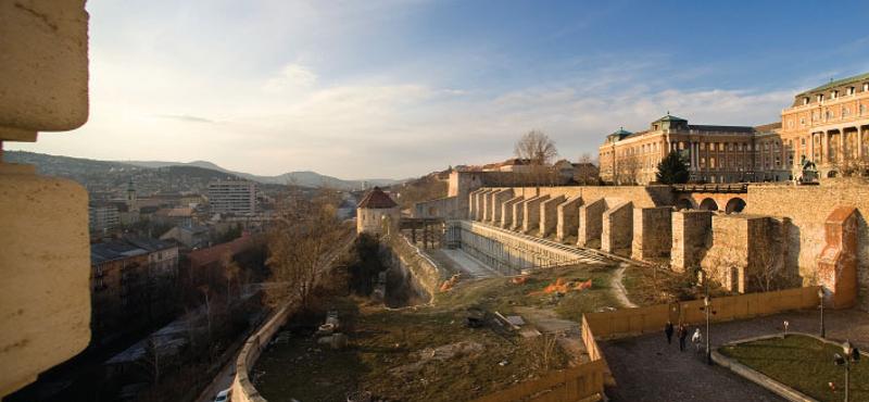 Átalakul a parkolás a Budai Várban, új kapuk és automaták jöhetnek