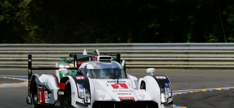 Jól van a pilóta a Le Mans-i horrorbukás után, egy Toyota az élen