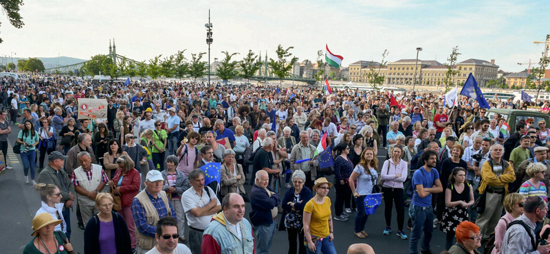 Hiába tolják a civil törvény szavazását, a tüntetés marad