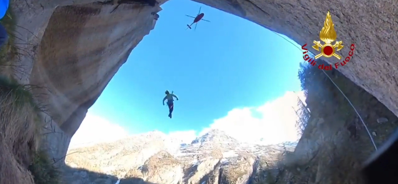 Látványos videó: két mászót kellett helikopterrel, 50 méteres kötélen lógva kimenteni a hegyről