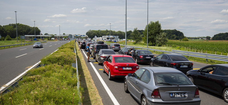 Összesen 7 millió forint bírságot osztott ki a rendőrség az M7-es leállósávját használó autósokra