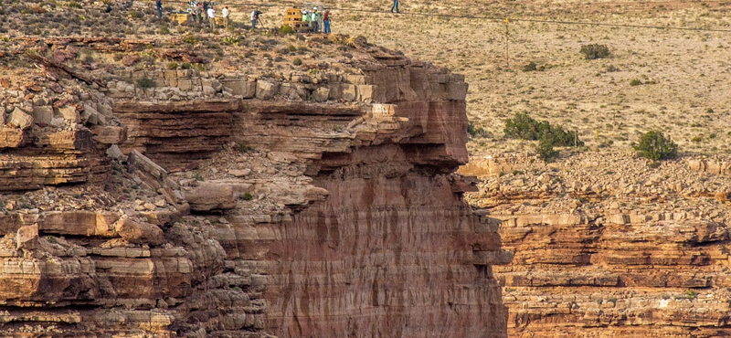 A Grand Canyonba zuhant egy turista fotózás közben