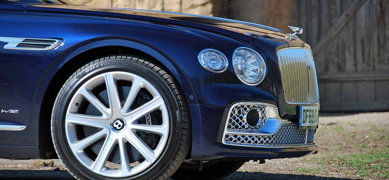 Csúnyán összetört egy Bentley az M7-esen, amit egy ukrán tréleres vontatott